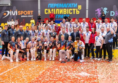 Пловдивският треньор Иван Петков отново изведе украинския женски волейболен тим