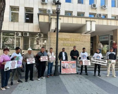 Близки на загиналата 8-годишна Моника протестираха пред съда в Пловдив