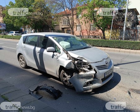 Две коли се блъснаха на бул. „Шести септември”