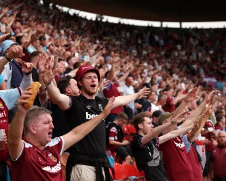 Фен на Уест Хям е с опасност за живота преди двубоя с Байер Леверкузен