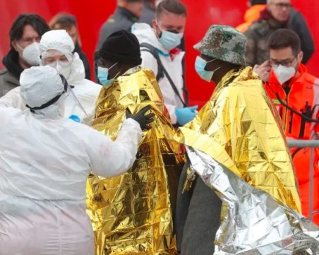 Лодка с мигранти се обърна край италиански остров, има загинали