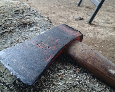 Мъж нападна с брадва бившата си жена, влачи по улицата за косата