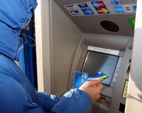 Строителен работник точи две години чужда кредитна карта, изхарчи над 17 000 лева