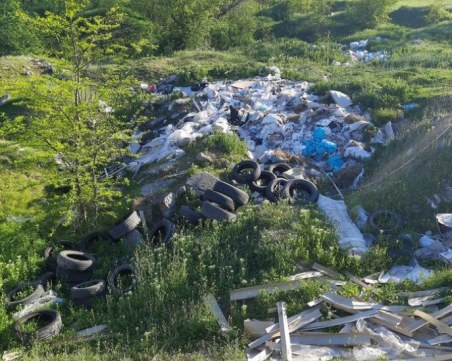 Строителни отпадъци и стари гуми превърнаха в бунище зона около Гребната база