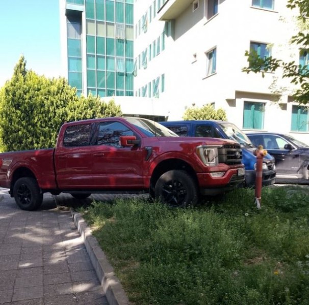 Необичайно паркиране изненада жителите на роден град, пише .Прочетете ощеВодач