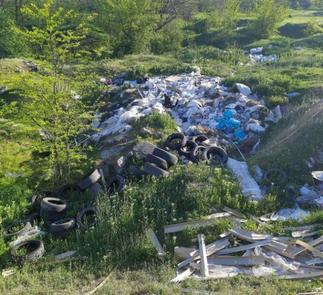 Строителни отпадъци и стари гуми превърнаха в бунище зона около Гребната база