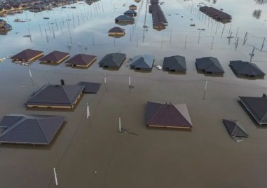 Масова евакуация в руския град Оренбург след като наводненията повишиха