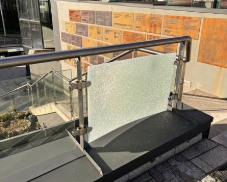 Пияни украинци строшили стъкленото пано пред Епископската базилика