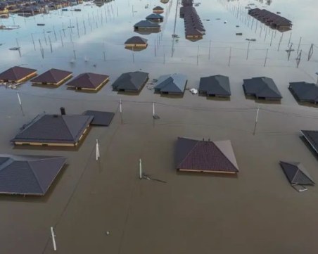 Масова евакуация в руския град Оренбург, водата е до покривите на къщите