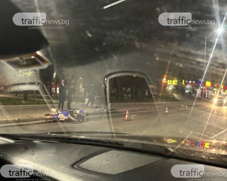 Моторист е в болница след удар в автомобил в 