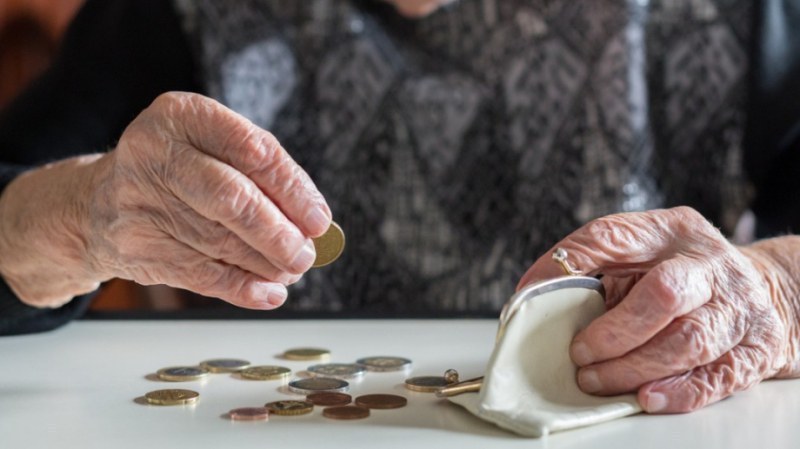 Изплащат добавките за пенсионерите преди Великден, пенсиите - след празника