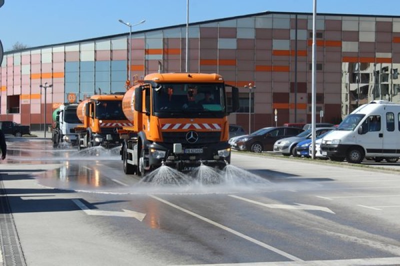 Машини мият улиците на Пловдив по график