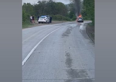 Лек автомобил избухна в пламъци в движение на пътя край