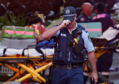Множество намушкани хора и стрелба в търговски център в Сидни съобщиха местните