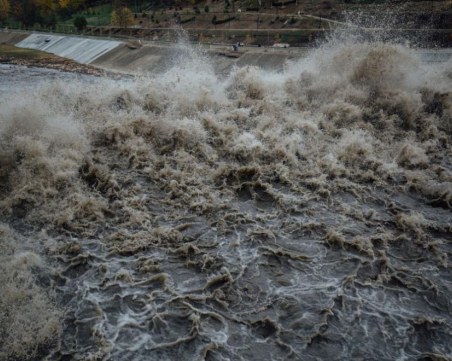 Обявиха масова евакуация в руски град след покачване на нивото на река Урал