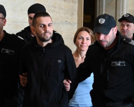 Задържаният заедно с ексшефката на Митниците Стефан Димитров е откаран в болница