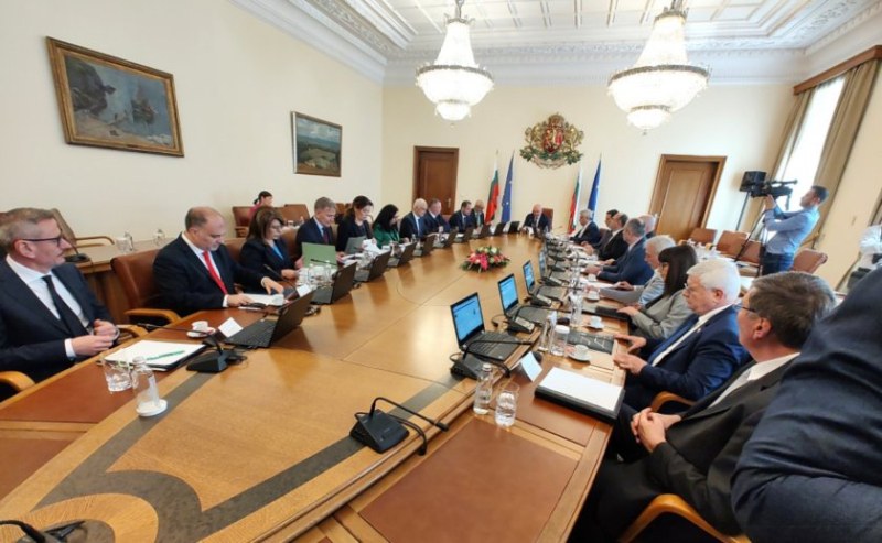 Министър-председателят Димитър Главчев получава своевременна и най-актуална информация от министъра