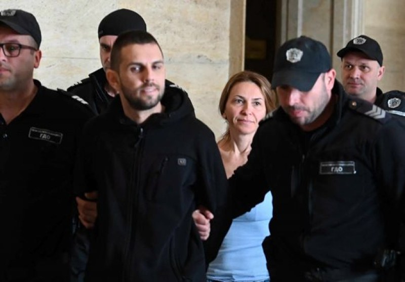 Задържаният заедно с ексшефката на Митниците Стефан Димитров е откаран в болница