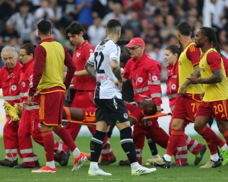 Футболист на Рома колабира на терена, прекратиха двубоя с Удинезе