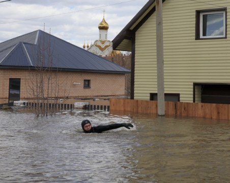 Губернаторът на руската Курганска област призова жителите ѝ да се евакуират заради наводненията
