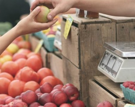 Продължава спадът на цените на повечето от основните хранителни стоки