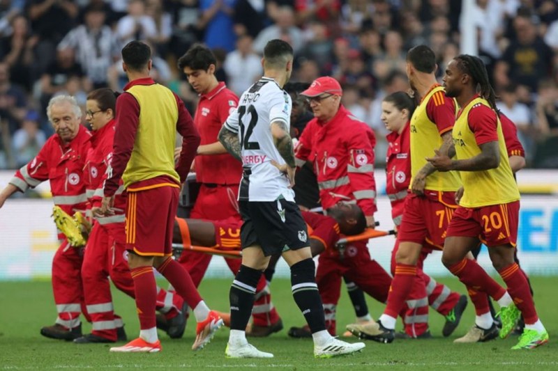 Футболист на Рома колабира на терена, прекратиха двубоя с Удинезе