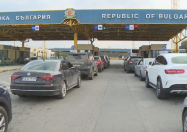 Трафикът е интензивен на граничните контролно пропускателни пунктове ГКПП Видин и Оряхово  по границата с Румъния на изход за товарни