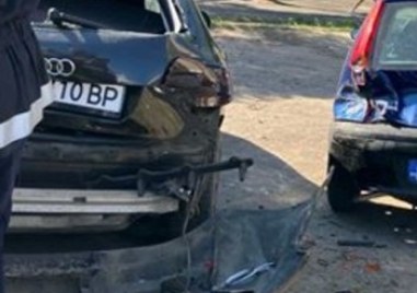 Мерцедес помете 5 паркирани автомобила в центъра на Кърджали Инцидентът