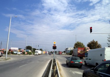 Западното платно на Кукленско шосе между кръстовищата с улиците Скопие
