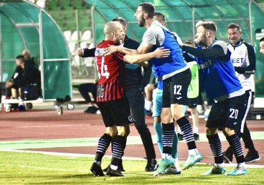 Футболистът на Локомотив Пловдив Ангел Лясков вече може да се