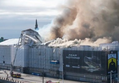 Пожар гори в сградата на Стоковата борса в датската столица