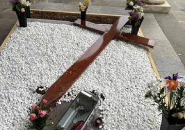 Поруган е гробът на Българския патриарх Неофит съобщават от Светия