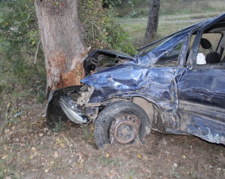 30-годишен се заби в дърво на пътя между Карлово и Баня