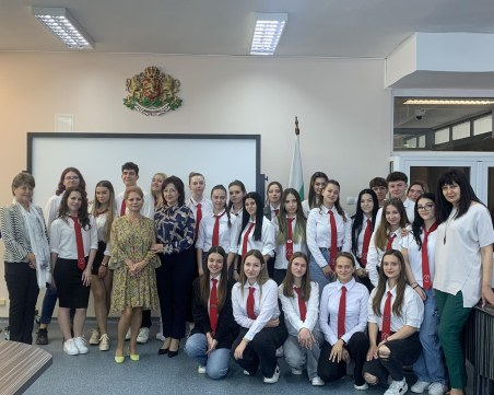 Ученици от две гимназии гостуваха в Апелативна, Окръжна и Районна прокуратура – Пловдив в Деня на Конституцията