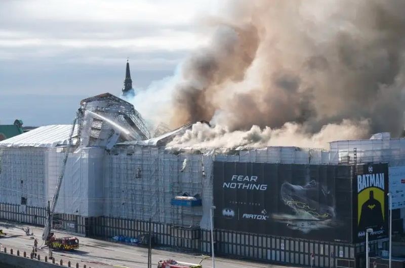 Голям пожар избухна в емблематичната сграда на Стоковата борса в Копенхаген