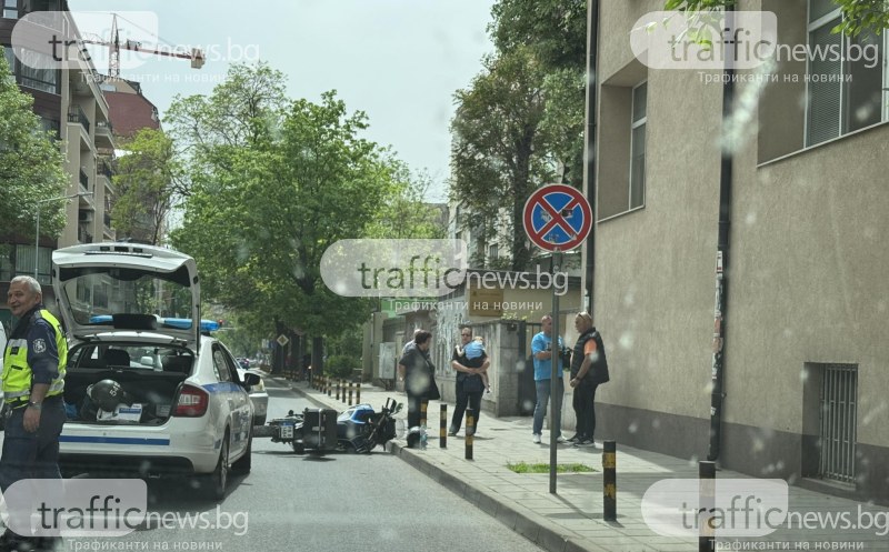 Катастрофа с моторист в центъра на Пловдив, на място има линейка