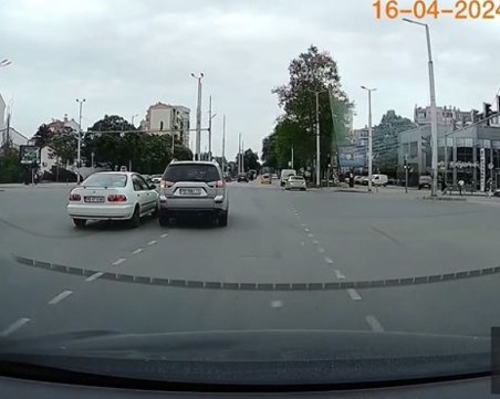 На косъм от инцидент: Шофьор направи опасна маневра в Пловдив