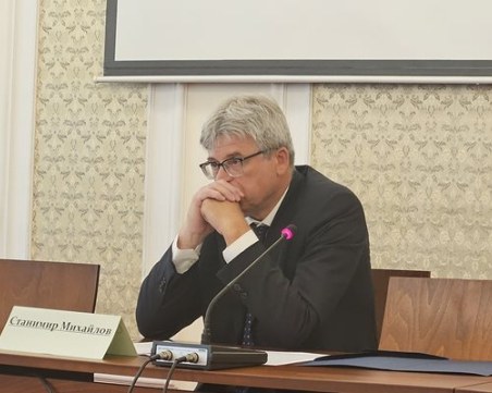 Обрат! Станимир Михайлов оттегли оставката си минути преди депутатите да я гласуват