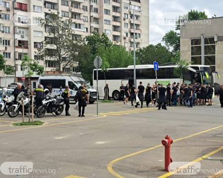 Стотици бултраси тръгнаха за София с полицейски ескорт