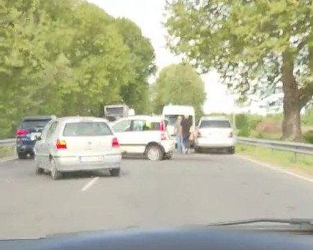 Три автомобила са участвали в ПТП-то на пътя Пазарджик-Пловдив, отбиват движението