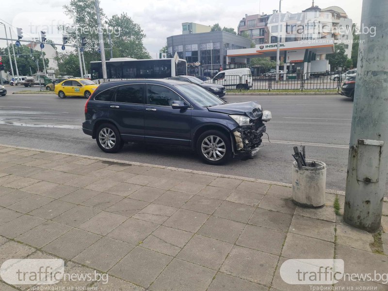 Катастрофа на кръстовище в Пловдив, шофьор не спрял на червен светофар