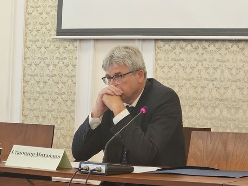 Обрат! Станимир Михайлов оттегли оставката си минути преди депутатите да я гласуват