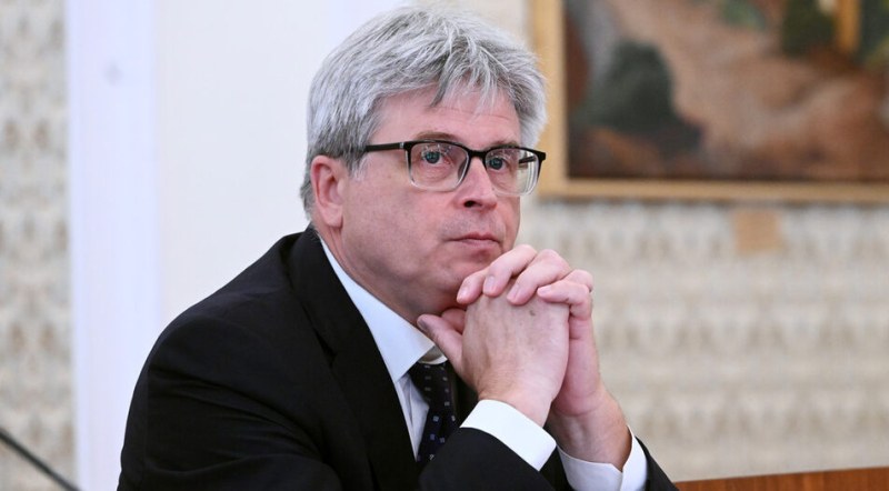 Депутатите гласуваха оставката на шефа на НЗОК Станимир Михайлов, въпреки че