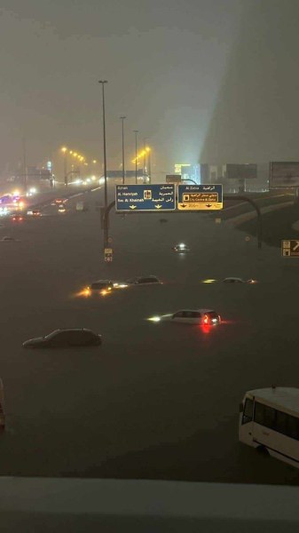 Проливни дъждове удариха Обединените арабски емирства (ОАЕ), съобщи АП. Агенцията се