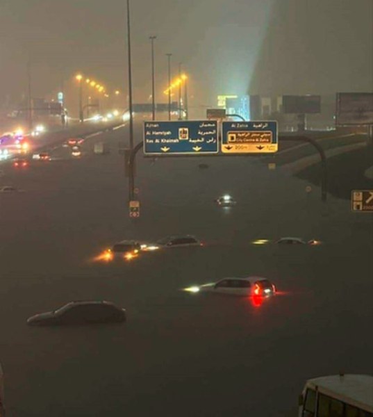 Потоп в ОАЕ, затвориха летището в Дубай заради наводнението
