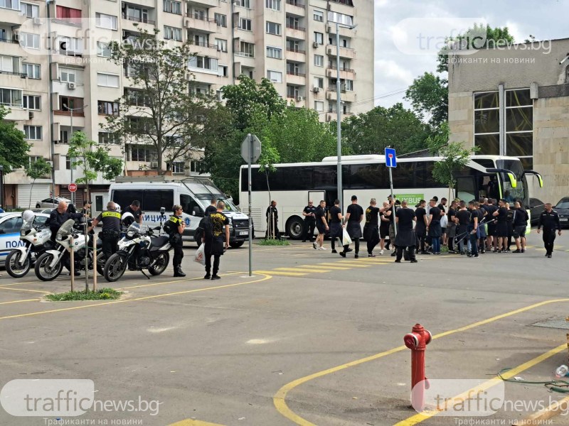 Стотици бултраси тръгнаха за София с полицейски ескорт