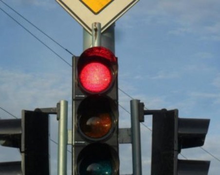 Авария спря светофар на оживено кръстовище в Пловдив, на място има полиция