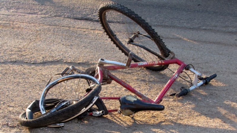 Снимка: 21-годишен блъсна колоездач край Хисаря и го прати в болница
