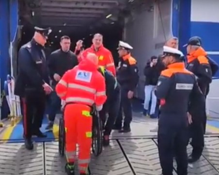 Ферибот се блъсна в доковете на пристанище в Неапол, 30 души са ранени