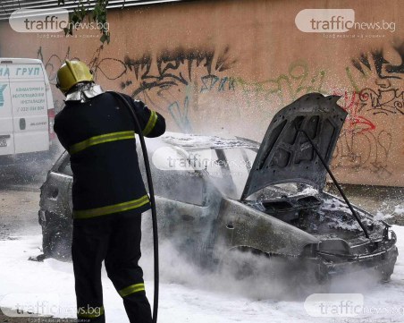 Кола изгоря до основи на улица в центъра на Пловдив